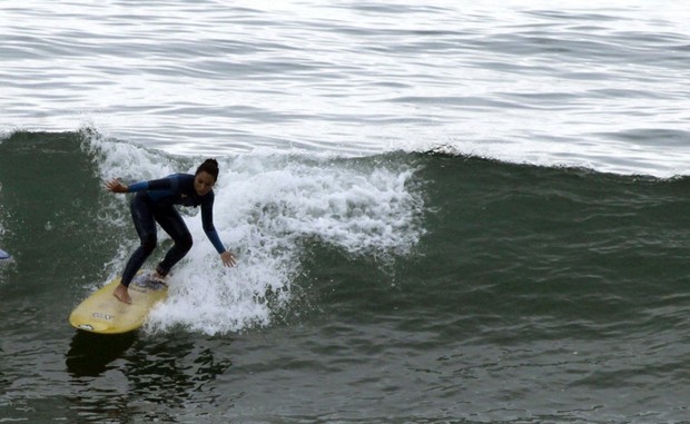 Daniele Suzuki surfando (Foto: André Freitas/ Ag. News)