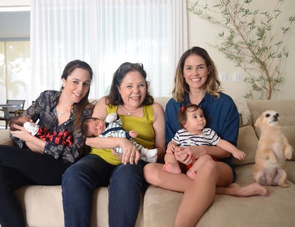 Deborah Secco com Maria Flor e família (Foto: Instagram / Reprodução)