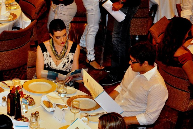 Larissa Maciel no jantar para convidados do Rei Roberto Carlos (Foto: Roberto Teixeira / EGO)