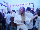 Solteira, ex-BBB Maria Claudia curte show de dupla sertaneja no Rio