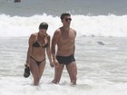Danielle Winits vai com o namorado e o filho Guy à praia 