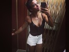 Jade Barbosa posa usando shortinho e decote e se despede das férias