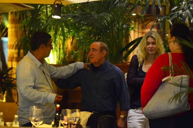 Renato Aragão encontra Zeca Pagodinho em restaurante (Foto: Henrique Oliveira/AgNews)