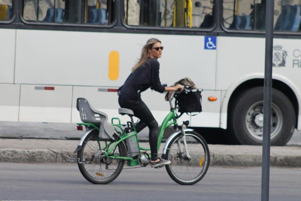 Fernanda Lima andando de bicicleta (Foto: JC Pereira/AgNews)