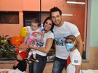 Kamilla e Eliéser visitam instituição de crianças com câncer, em SP