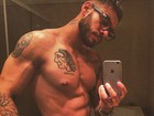 Lucas Lucco posa sem camisa, exibe físico sarado e ganha elogios