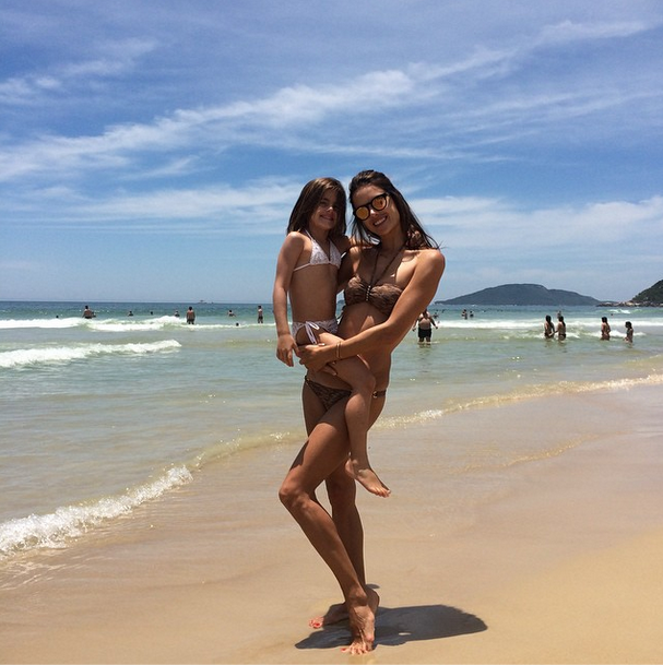 Alessandra Ambrósio e a filha, Anja (Foto: Reprodução/Instagram)