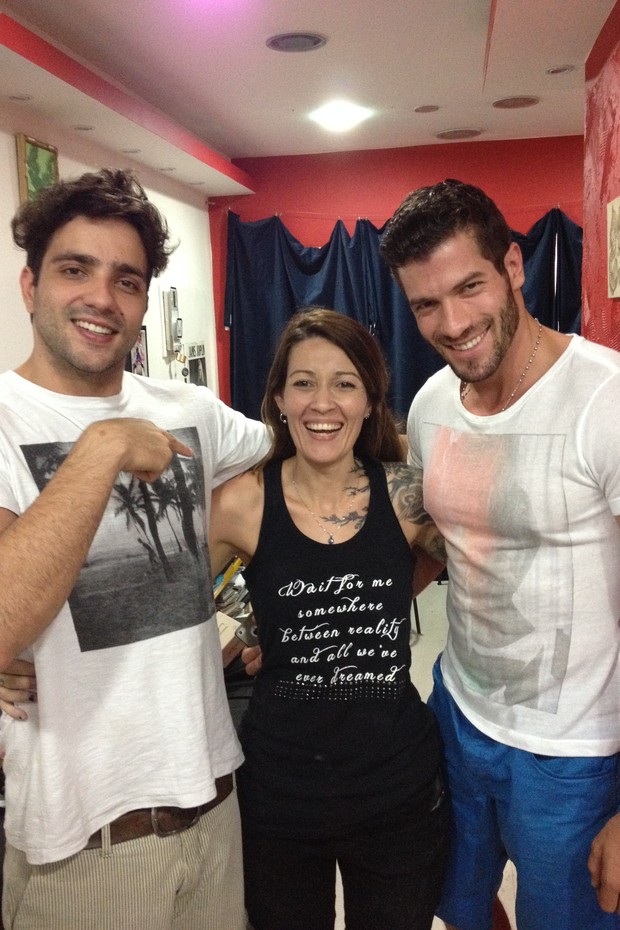 Roni e Júnior, ex-bbbs, com a tatuadora Estella (Foto: Divulgação)