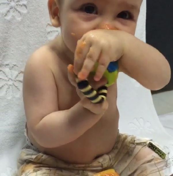 Ana Hickmann posta foto do filho comendo mamão (Foto: Reprodução / Instagram)