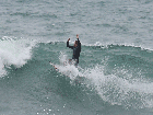 Klebber Toledo é arremessado da prancha durante surfe