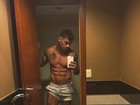 Lucas Lucco posa para selfie de shortinho e sem camisa