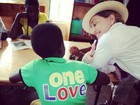 Madonna conversa com criança em escola no Malauí