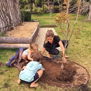 Gisele Bundchen planta árvore com os filhos (Foto: Instagram / Reprodução)