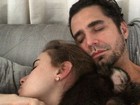 Latino dorme abraçado com Rayanne Morais e seu macaco de estimação