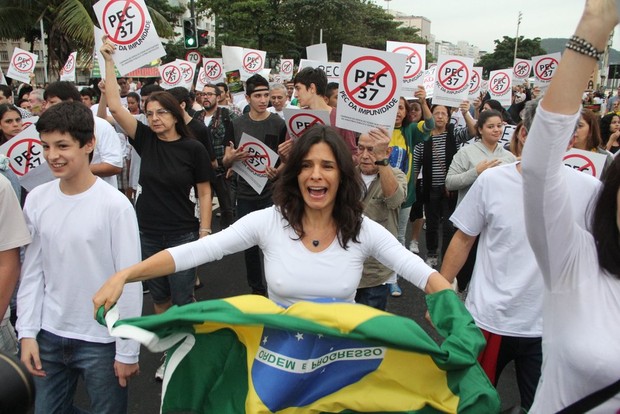 Helena Ranaldi no manifesto deste domingo, 23, em Copacabana (Foto: Rodrigo dos Anjos/AgNews)