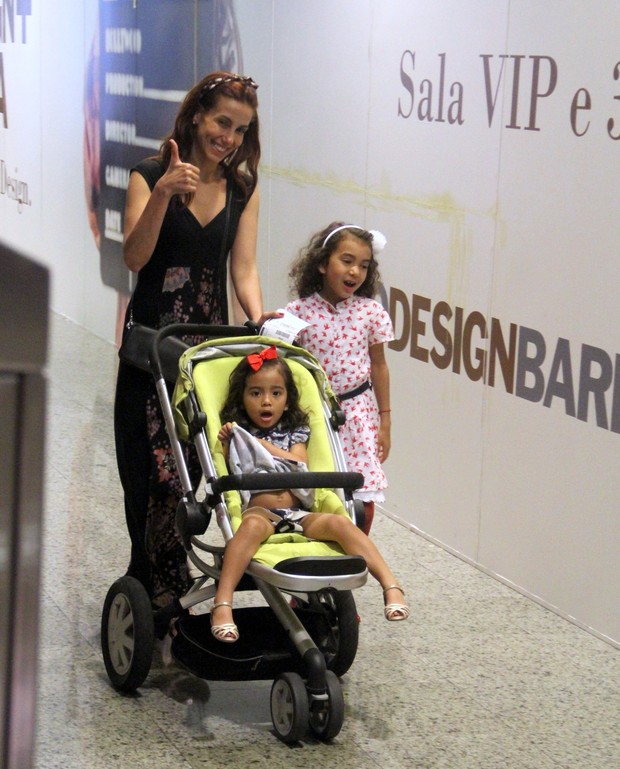Tânia Khallil com as filhas no shopping (Foto: Marcus Pavão / AgNews)