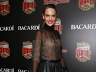 Alessandra Ambrósio usa vestido transparente