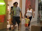 Felipe Camargo vai às compras com a família em shopping no Rio 