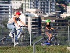 Carolina Dieckmann passeia de bicicleta com o filho e marido