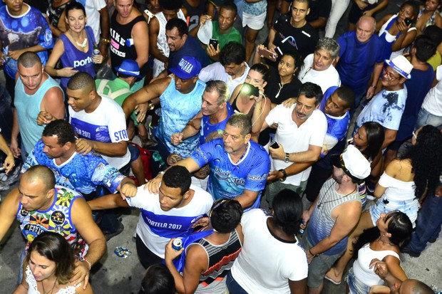 Paulo Barros chega na quadra da Portela  (Foto: Roberto Teixeira / Ego)