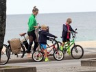 Fernanda Lima anda de bicicleta com os filhos em praia do Rio
