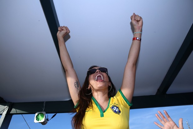 Anitta assiste ao jogo do Brasil (Foto: Raphael Mesquita / Divulgação)