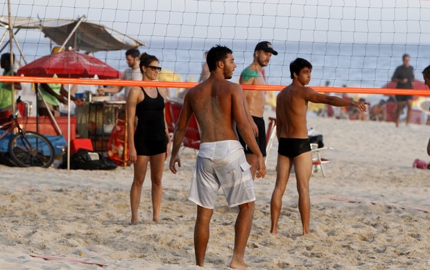 Rodrigo Hilbert e Fernanda Lima jogam vôlei na praia (Foto: Gil Rodrigues / Foto Rio News)