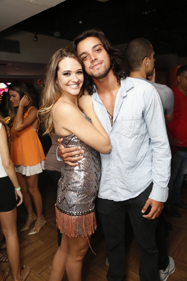 Juliana Paiva e Rodrigo Simas no aniversário da atriz, no Rio (Foto: Felipe Assumpção / AgNews)