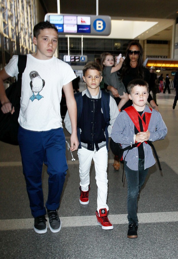 Victoria Beckham com a filha Harper e os filhos Brooklyn, Romeo e Cruz no aeroporto de Los Angeles, nos Estados Unidos (Foto: X17/ Agência)
