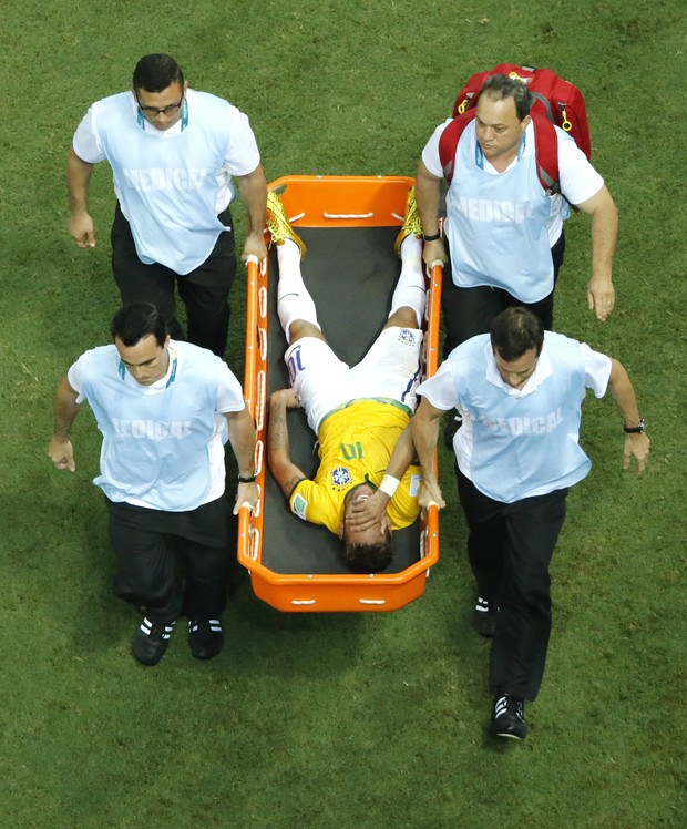 Neymar sai de campo na maca (Foto: AFP)