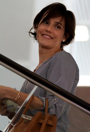 Deborah Secco no aeroporto (Foto: Henrique Oliveira / FotoRioNews)