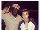 Justin Bieber posa com Wyclef Jean em estúdio