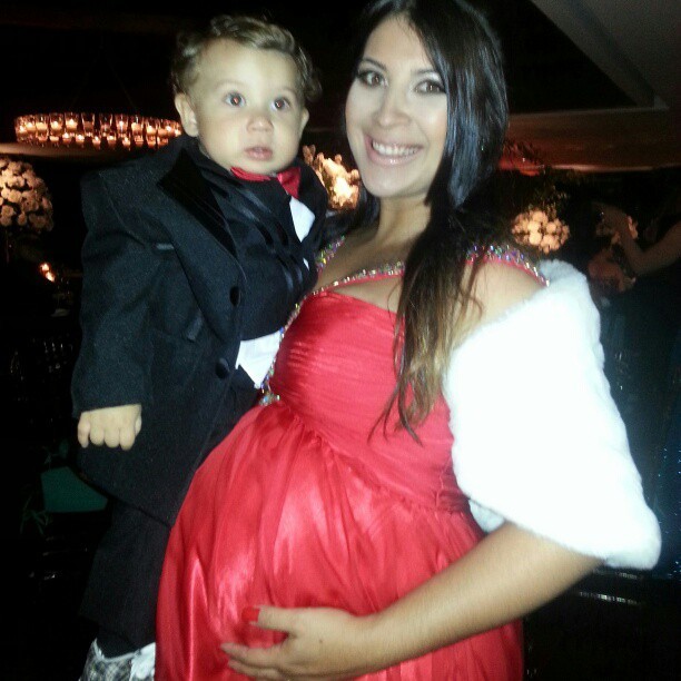 Gravidíssima, Priscila Pires posa com filho em casamento (Foto: Instagram)