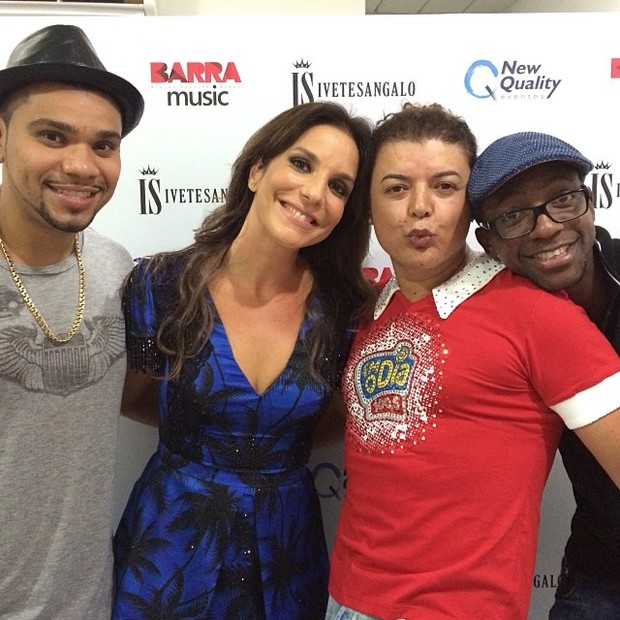 Naldo, Ivete Sangalo, David Brazil e Mumuzinho em bastidores de show no Rio (Foto: Instagram/ Reprodução)