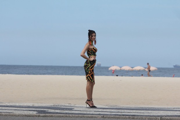 Isabeli Fontana na praia do Leme (Foto: Delson Silva / AgNews)