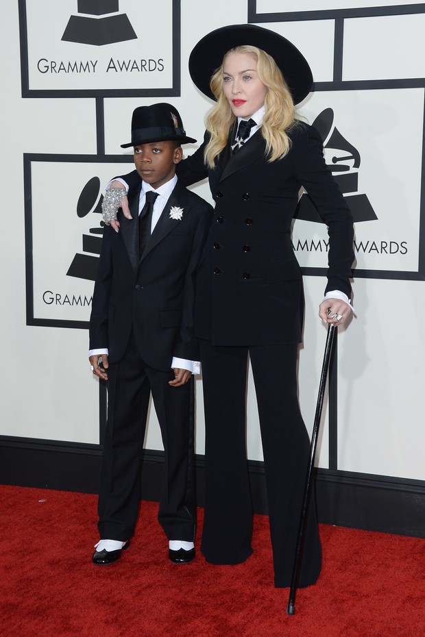 Madonna e o filho, David Banda, no Grammy Awards (Foto: AFP)