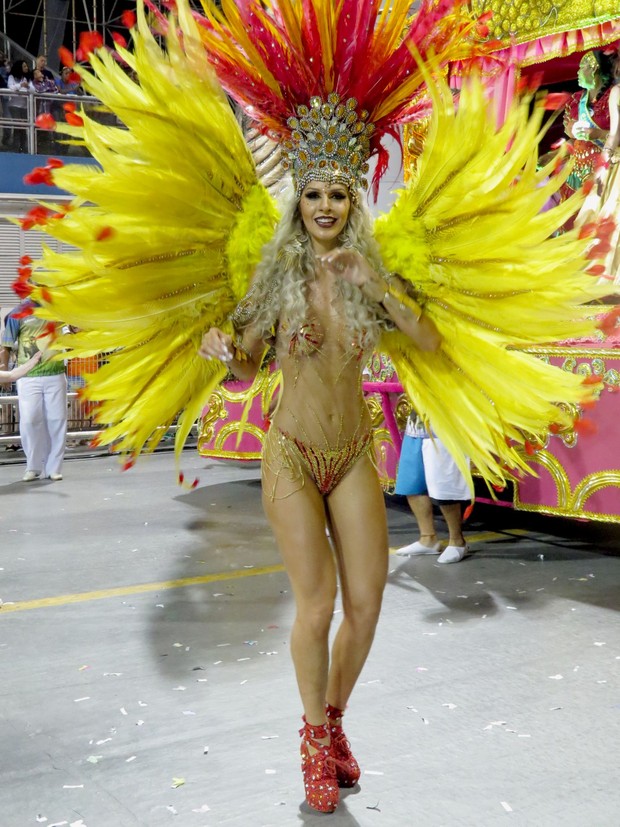  Ex BBB Tatiele Polyana estreia no Carnaval Paulista com figurino transparente (Foto: Renato Cipriano / Divulgação)