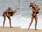 Fernanda Torres brinca com o filho em praia do Rio
