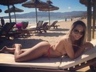 Mulher Melão curte férias em praia da Espanha