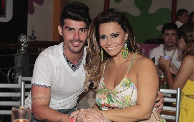 Viviane Araújo com o namorado, Radamés, em festa no Rio (Foto: Isac Luz/ EGO)