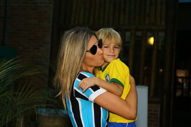 Fernanda Lima com um dos filhos (Foto: Marcello Sá Barretto / AgNews)