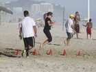 De preto, Fernanda Souza se exercita na praia