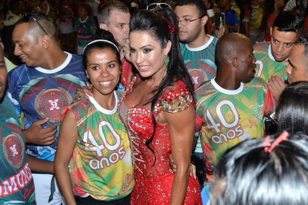 Gracyanne Barbosa com fãs  (Foto: Araújo e Eduardo Martins / CDC Shows e Eventos)