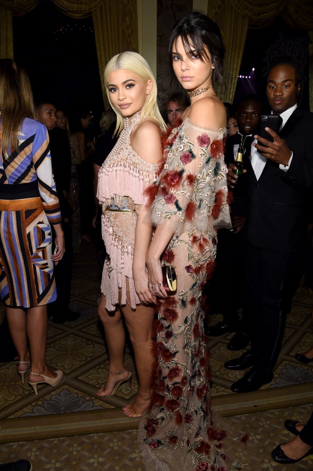 Kylie Jenner e Kendall Jenner em festa em Nova York, nos Estados Unidos (Foto: Jamie McCarthy/ Getty Images/ AFP)