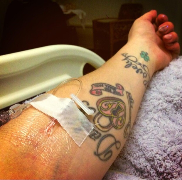Kelly Osbourne em hospital em Los Angeles, nos Estados Unidos (Foto: Twitter/ Reprodução)