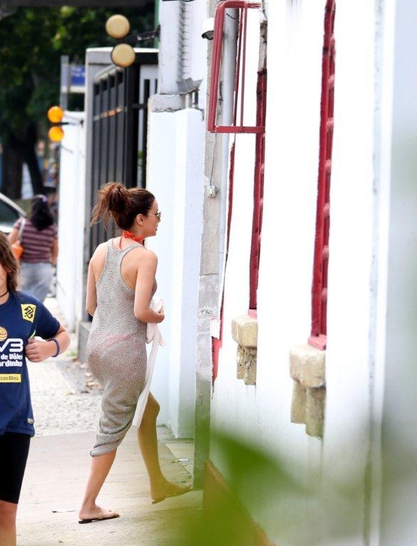 Eva Longoria vai à Centro Espírita no Humaitá (Foto: André Freitas / AgNews)