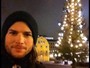 Ashton Kutcher posta foto com árvore de Natal em noite fria nos Eua 