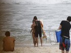 Fernanda de Freitas troca beijos com o namorado na praia