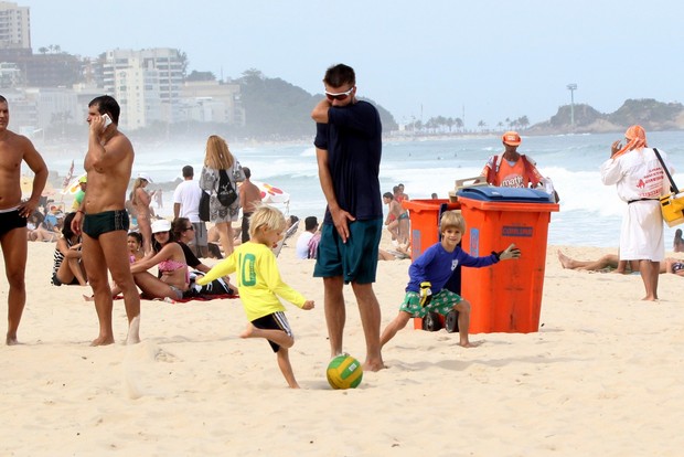 Rodrigo Hilbert joga futebol os filhos na praia do Leblon (Foto: Ag News)