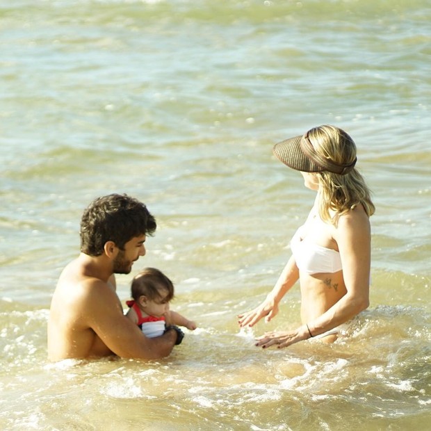 Deborah Secco curte praia com a familia (Foto: Instagram / Reprodução)